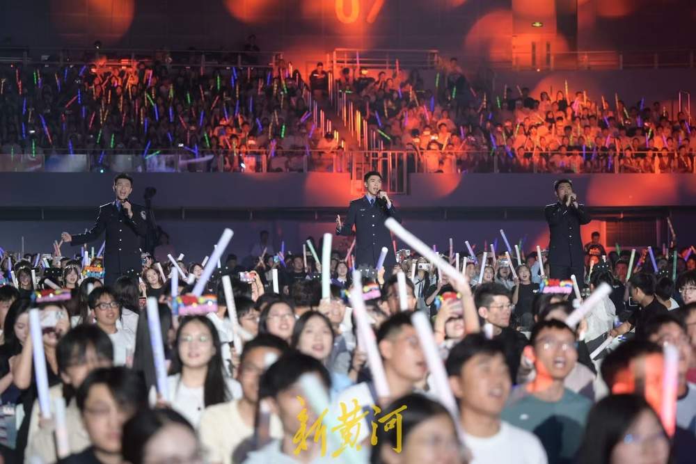 燃爆全场！济南市大学生毕业典礼唱响青春之歌