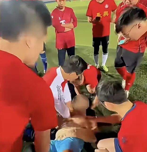 广东57岁男子踢球时突发心脏骤停、口吐白沫，巧遇医院足球队救回一命！救援医生讲述事发经过：“黄金四分钟”至关重要
