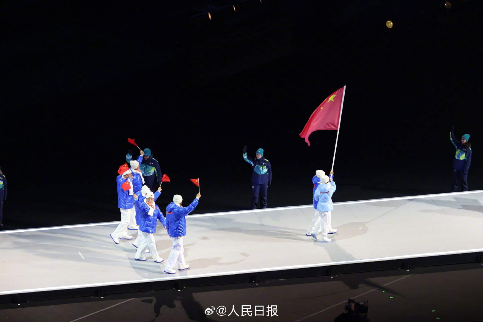 中国代表团入场！五星红旗闪耀米兰冬奥，为中国队加油！