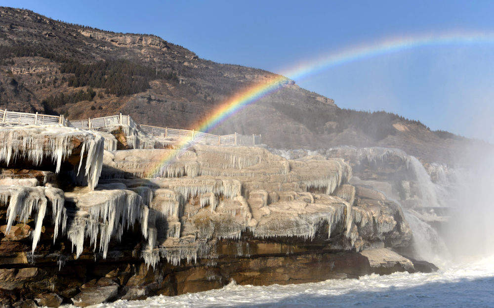 黄河壶口瀑布现“冰瀑玉壶”壮美景色