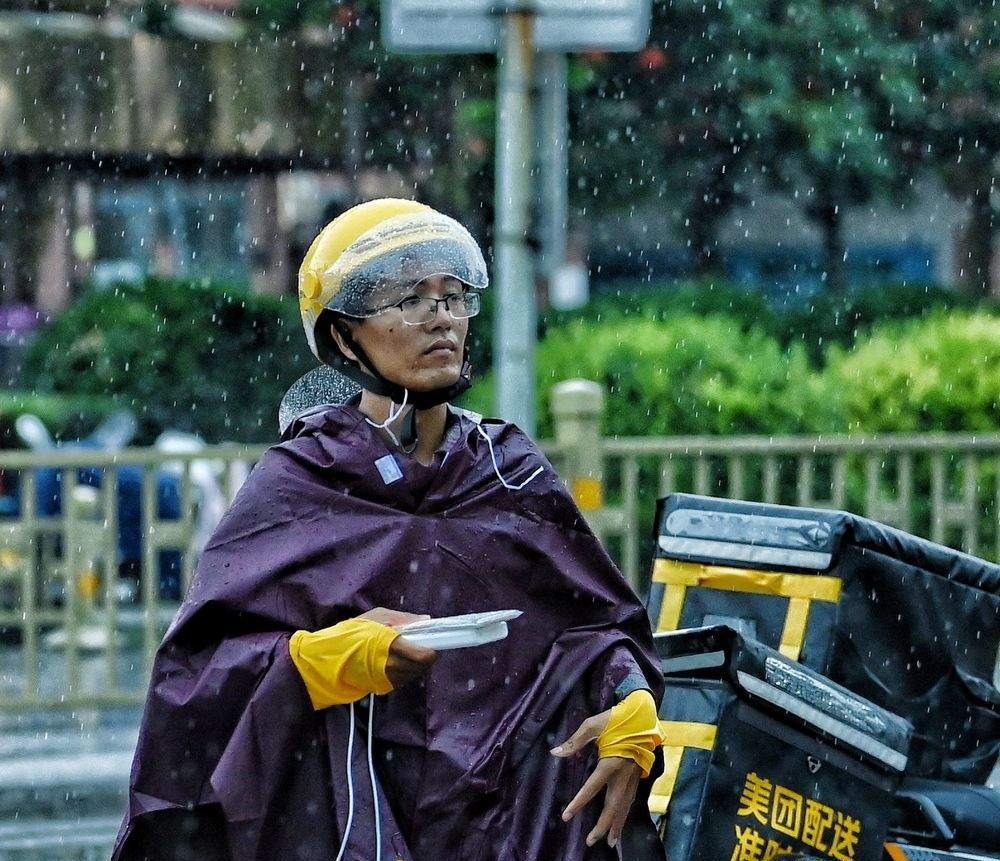 济南大雨来袭，外卖小哥街头奔跑送餐