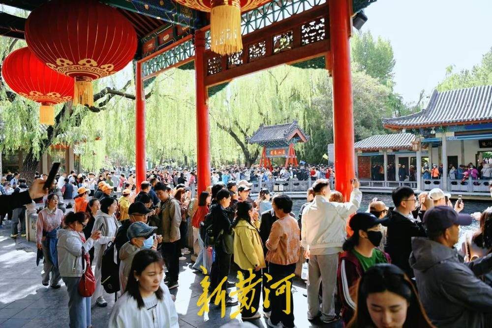 谷雨节气 济南趵突泉群泉欢歌人潮涌