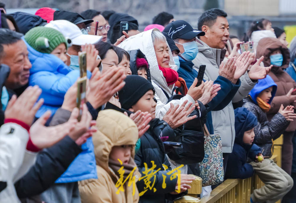 “泉”在济南过大年｜踩出浓浓年味！济南西关高跷队成“气氛组顶流”