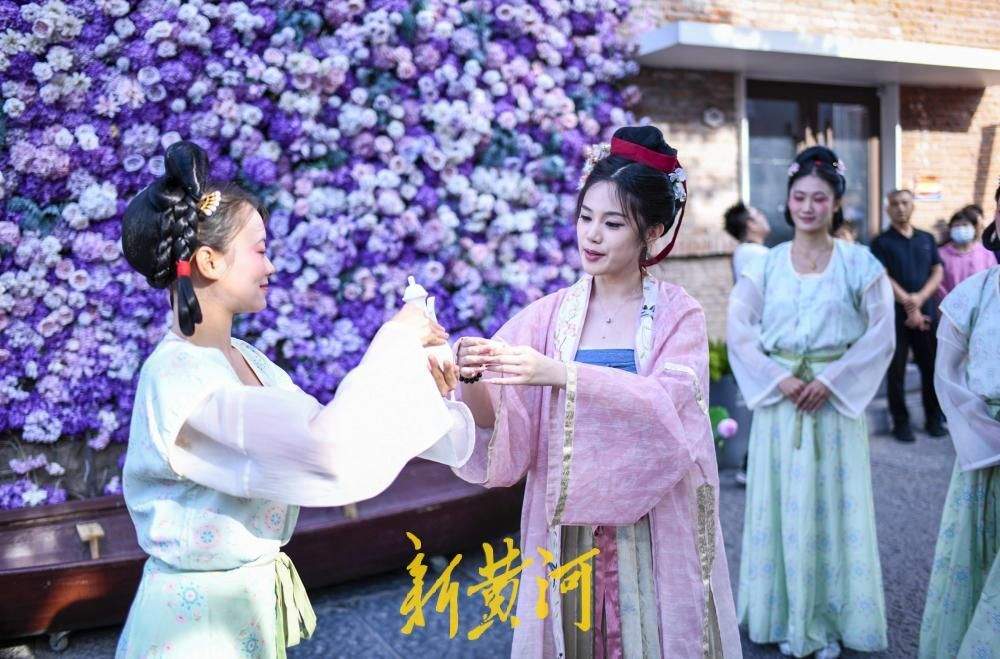 一年四季 泉在济南丨济南百年老街上新街变身“微剧场” 李清照《如梦令》街巷间上演