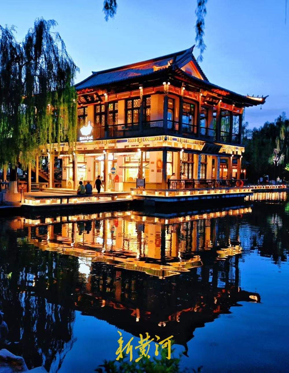 一年四季 泉在济南｜夜游龙潭赏清泉，古阁流光醉泉城
