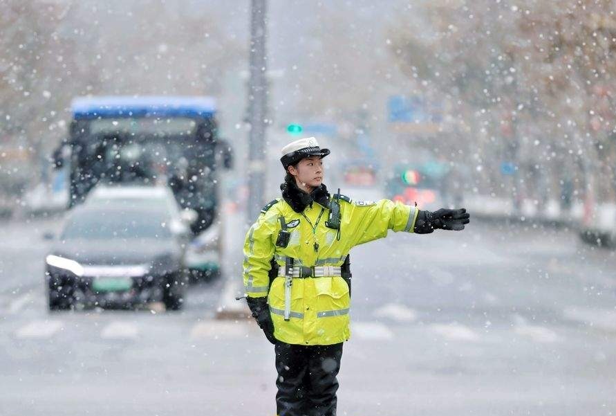济南初雪如约而至，女交警雪天路中坚守保畅通