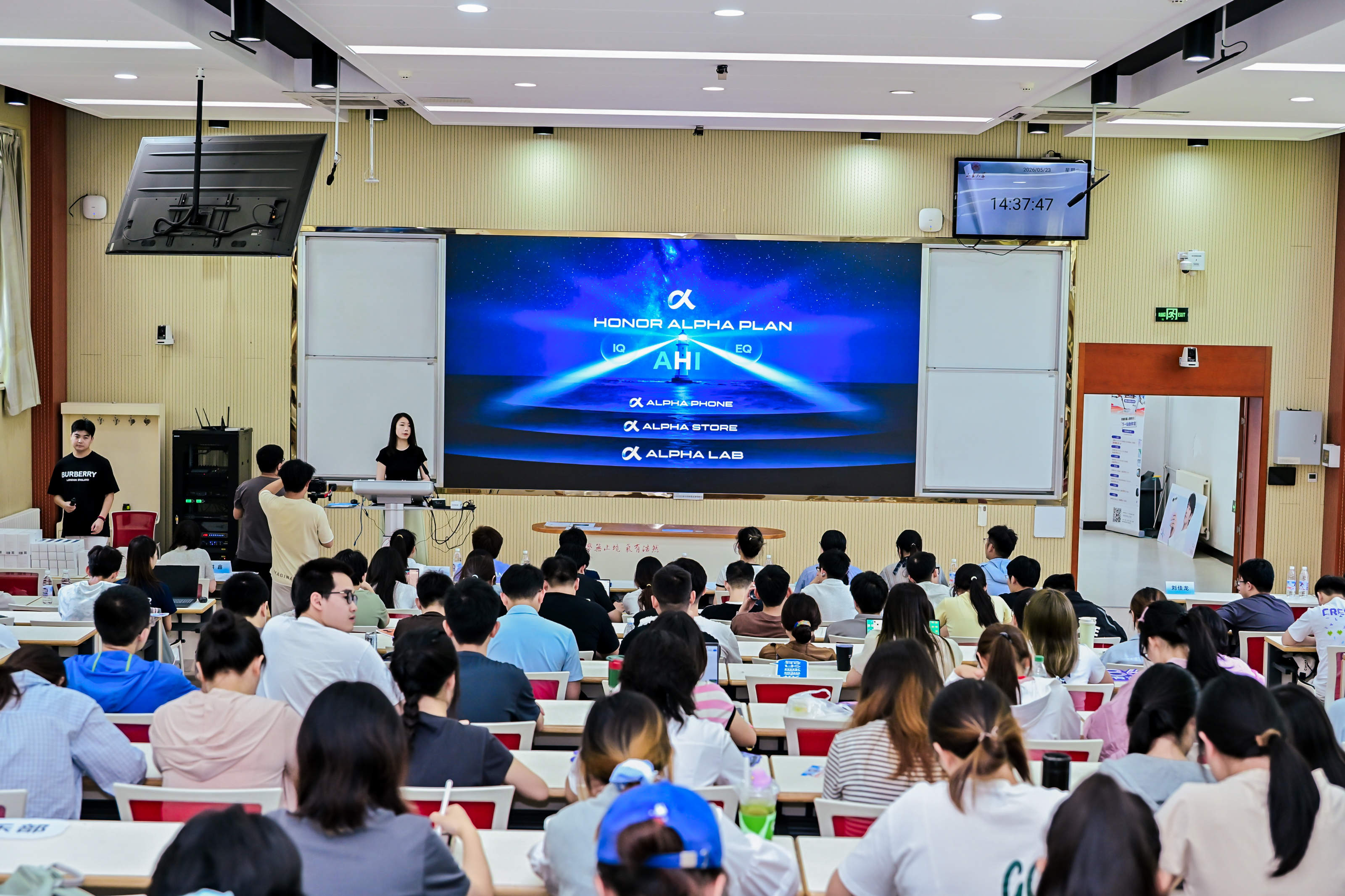 荣耀机器人走进山东大学 与学生惊喜互动
