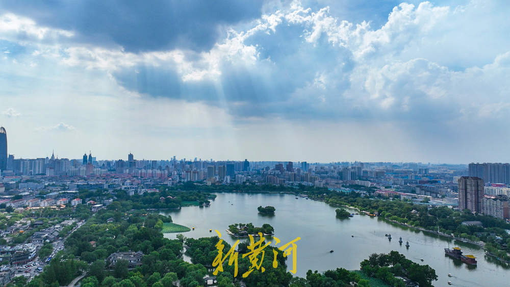 高温与蓝天白云相伴 泉城天空现“丁达尔”效应