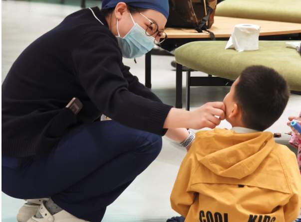 孩子看牙北京哪家医院好？极简口腔让孩子“哈哈”看牙