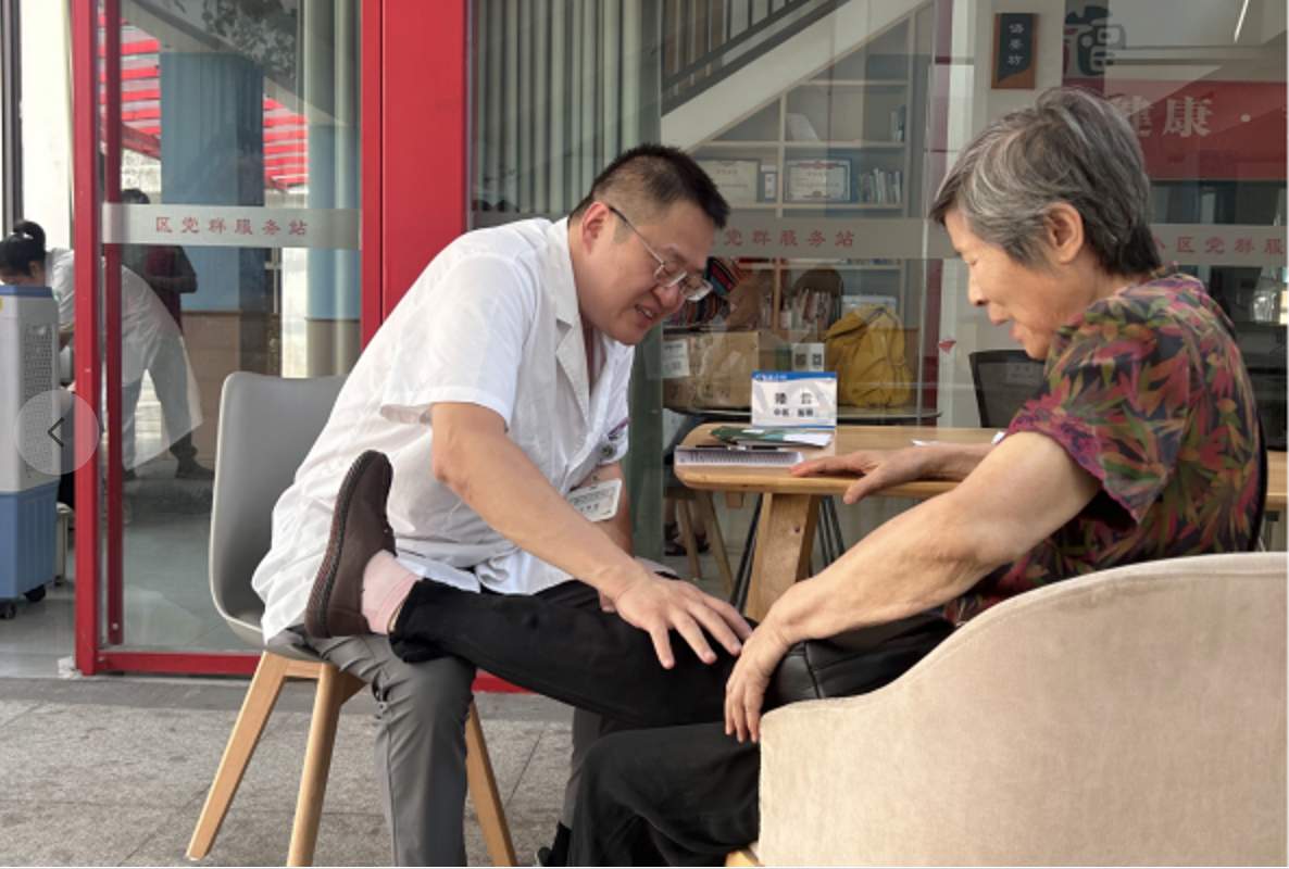 成都育才骨科医院走进吉福社区开展骨科义诊活动