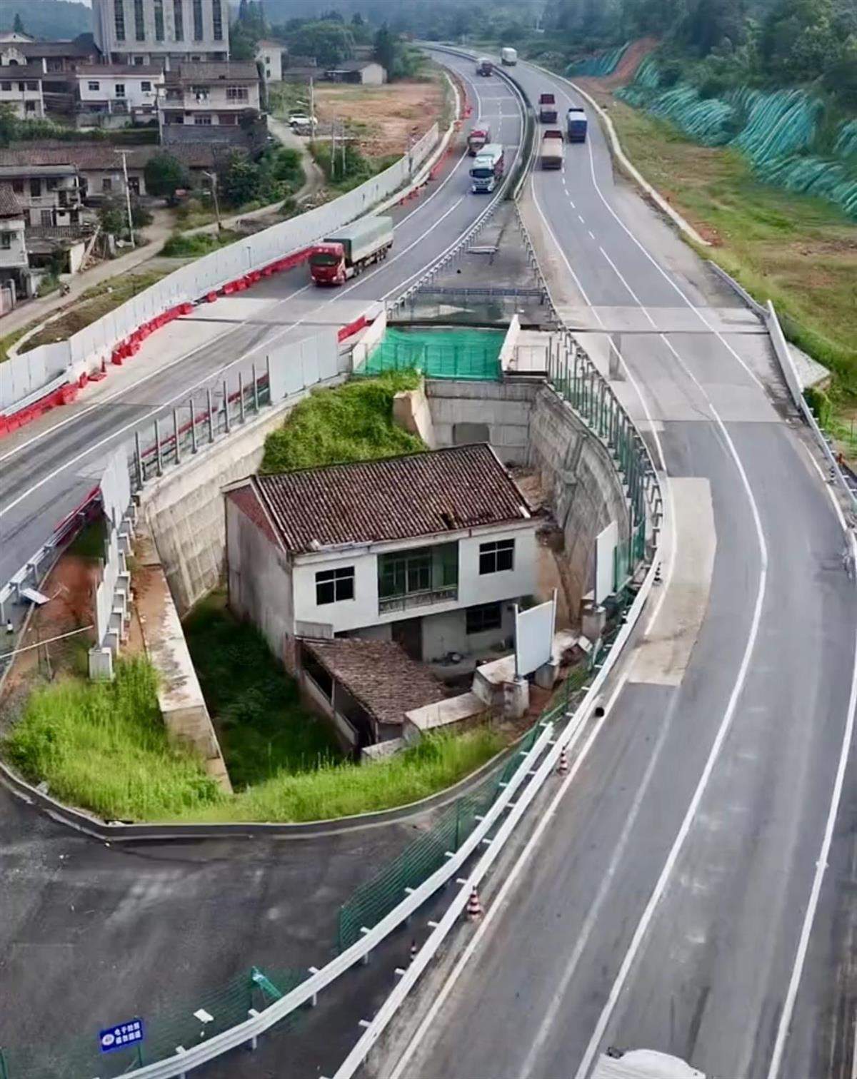 江西“金溪之眼”屋主儿子回应“一家人搬离”:噪音太大,目前在县城租房住