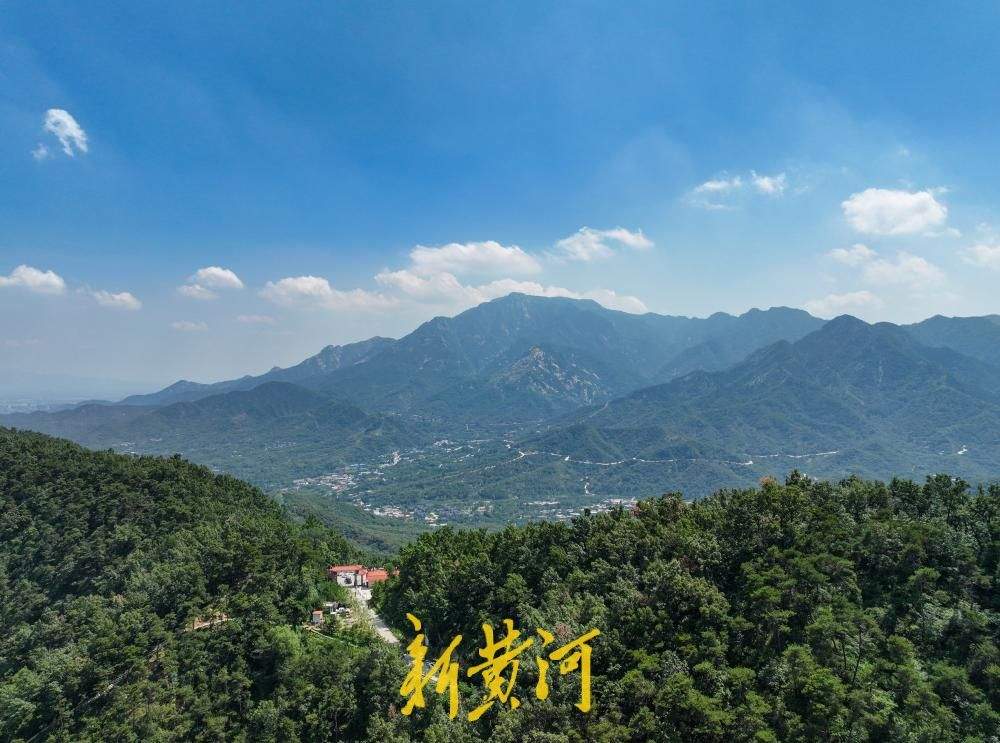 云天收夏色！满目苍翠迎立秋，山涧溪流觅清凉