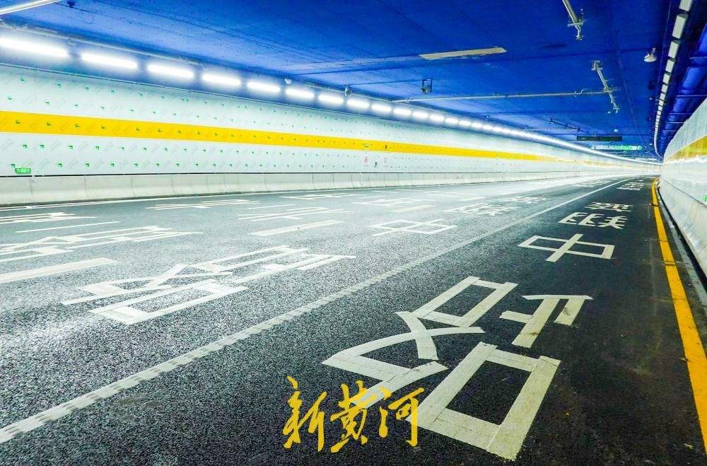 济南黄岗路黄河隧道出口匝道揭面纱 方向路牌安装到位
