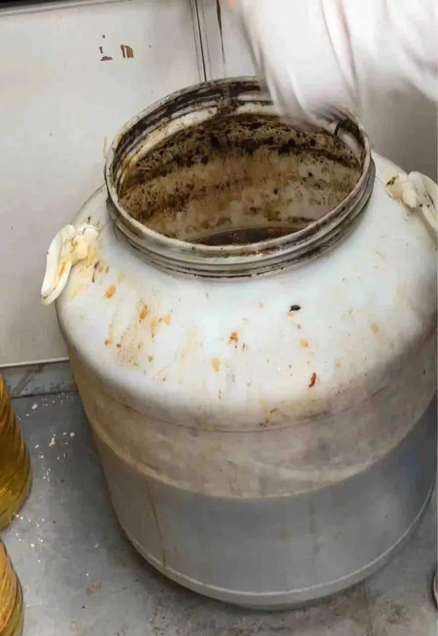 正新鸡排被曝20多天不换油，门店否认 当地市监局调查