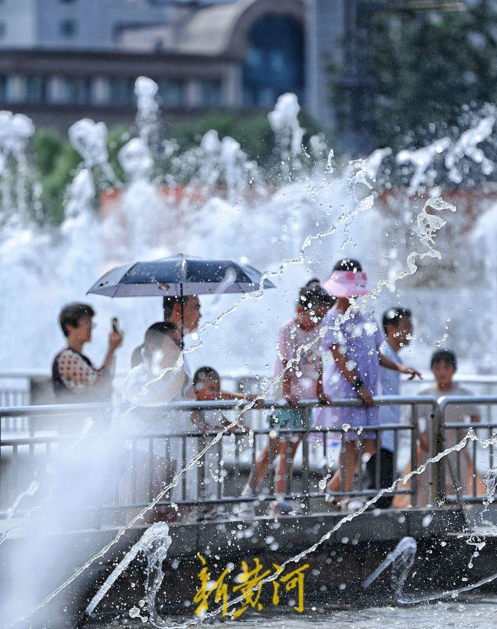 泉城广场音乐喷泉旁消夏纳凉好惬意