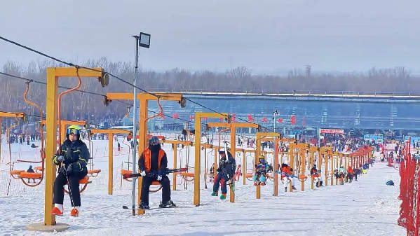滑雪场上过春节！冰城“冷资源”变成“热经济”