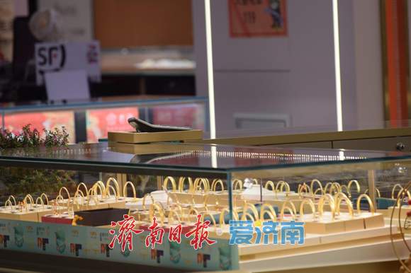 融媒·深调查丨线上宣传“平替”，线下标注“非金”：你买的沙金饰品，到底是谁的替身？