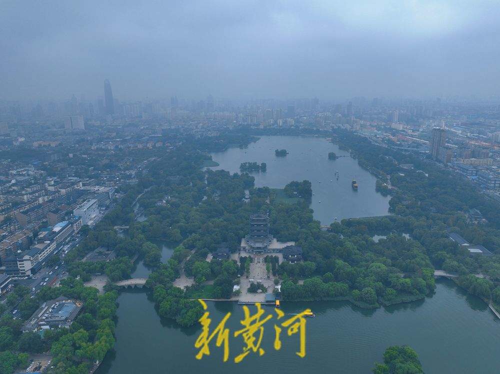 雾中大明湖 水汽氤氲恰似“烟雨江南”