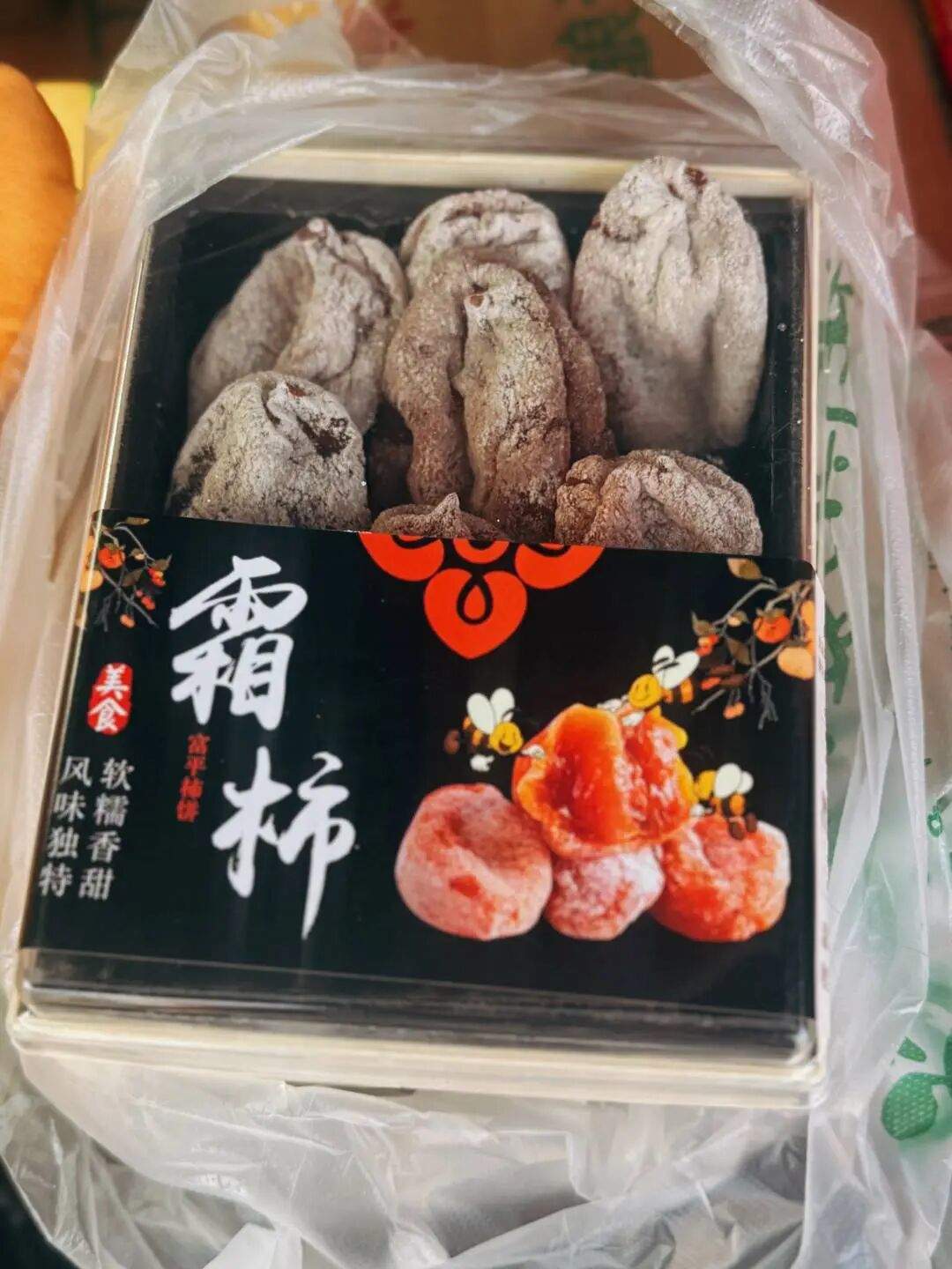 全网刷屏！女孩27年后与照片里的陌生人同一地点神奇偶遇：背后老式电话亭变5G手机店