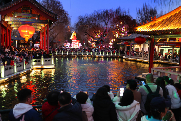 济南市第43届趵突泉迎春花灯会延期至2月29日