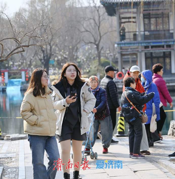 济南五龙潭公园春意盎然，处处有生机