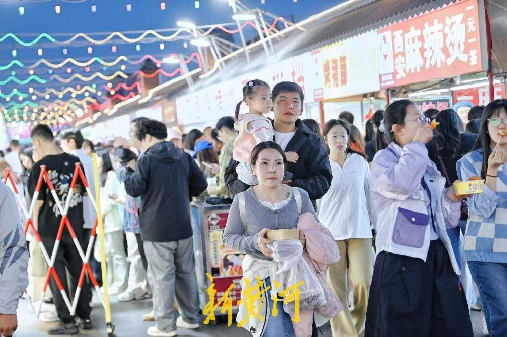 人头攒动、热闹非凡 环联夜市点亮泉城夜经济