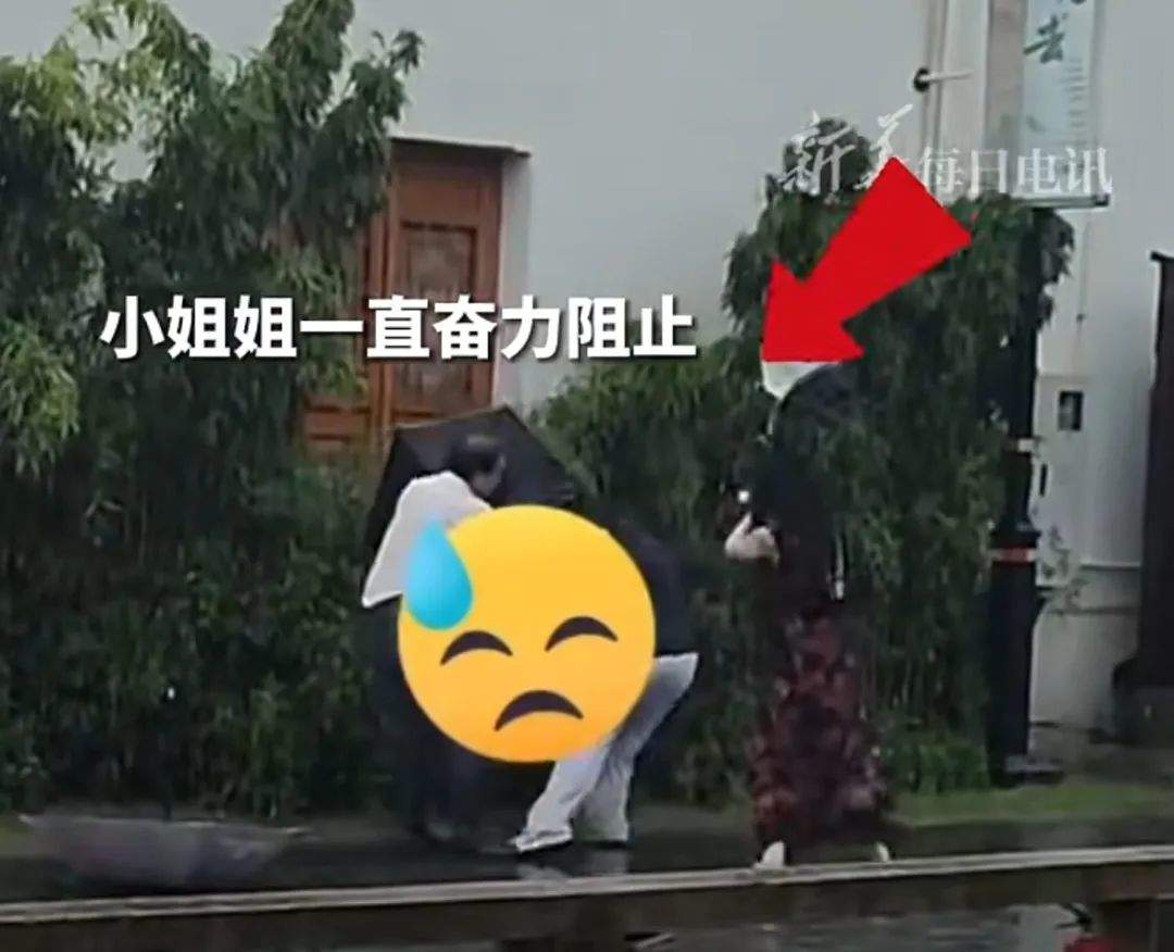 男子当街持刀伤人，“雨伞侠” “铁勺侠”挺身而出！