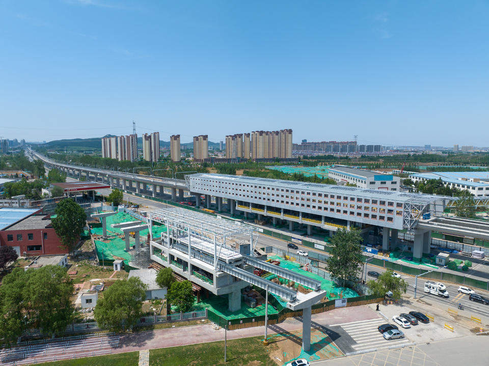 济南轨道交通8号线山东职业学院站站房建成，与云巴“无缝衔接”