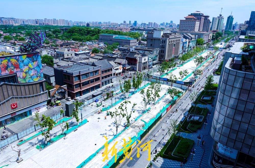 济南泉城路西段新石板铺装初具规模  道路全线风格即将统一