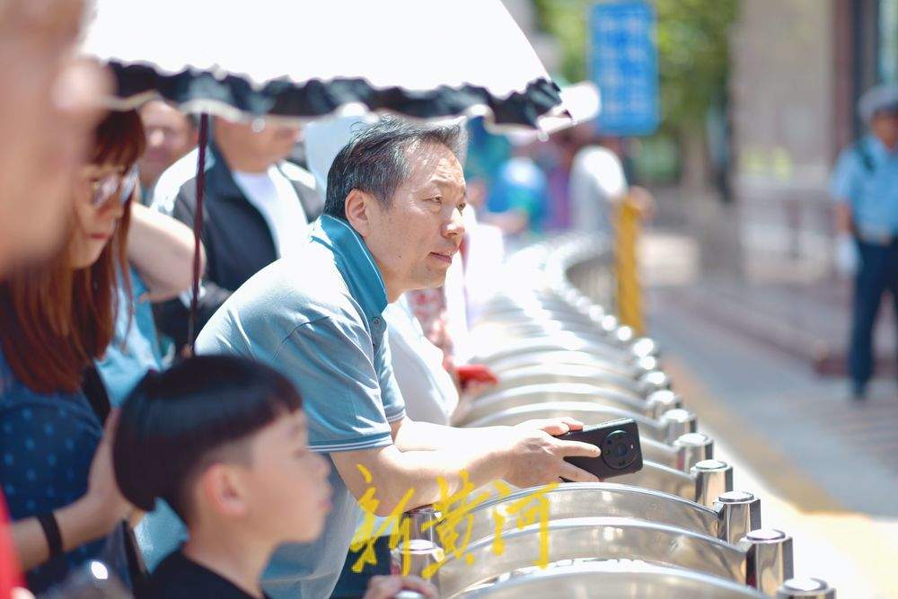 高考最后一天，家长用行动诠释无声的爱与守候