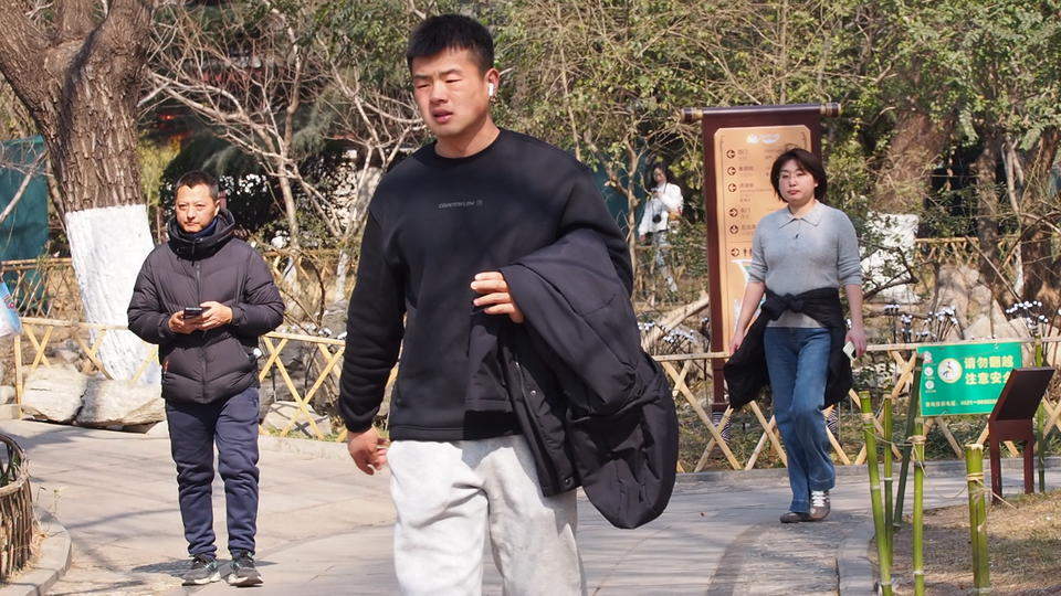 济南气温快速回升，市民游客提前秀春装