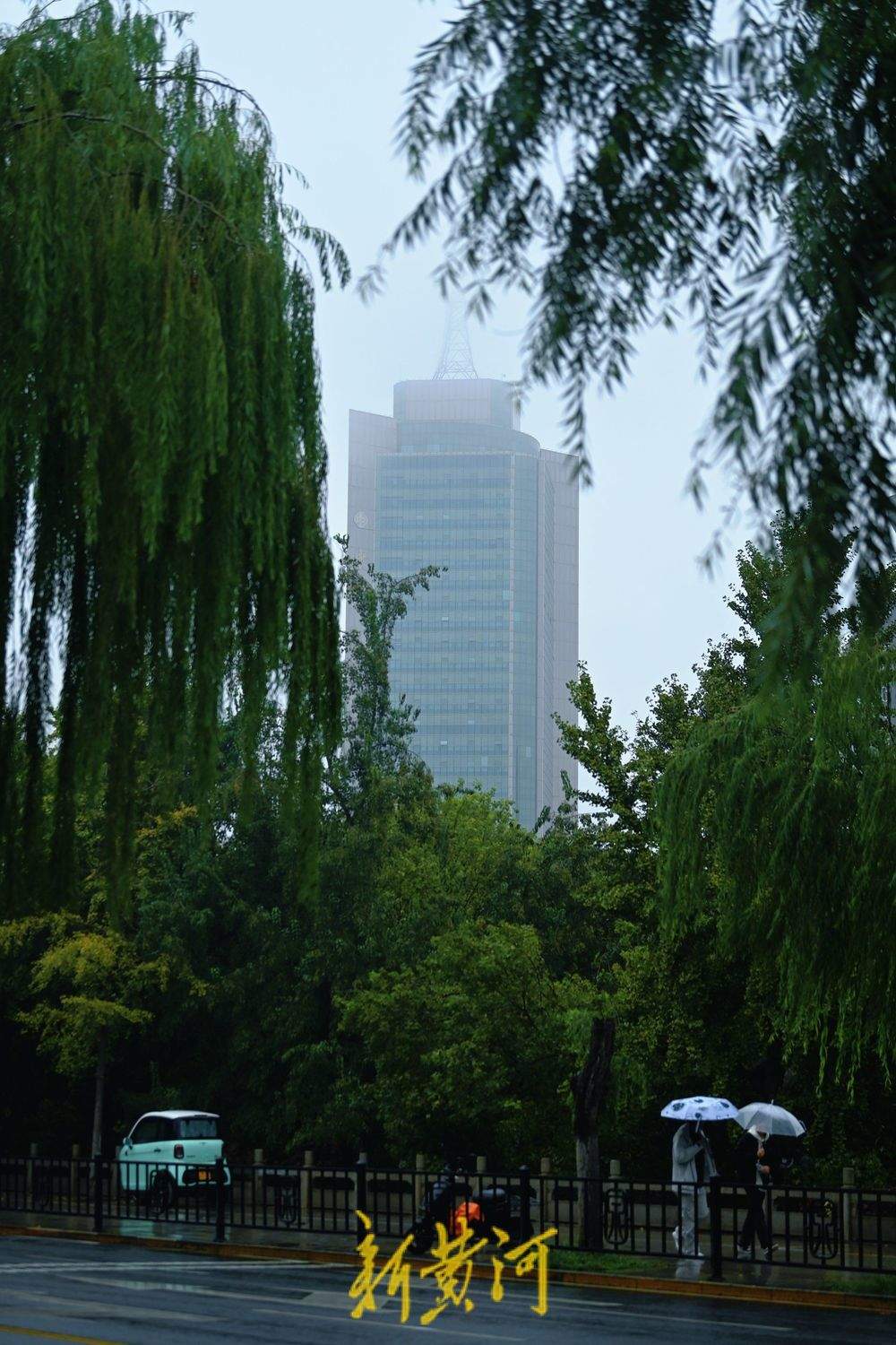 济南降雨持续不断，云雾笼罩高楼