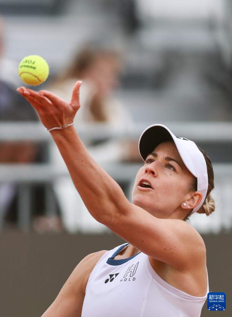 网球——WTA1000罗马站：郑钦文首轮晋级