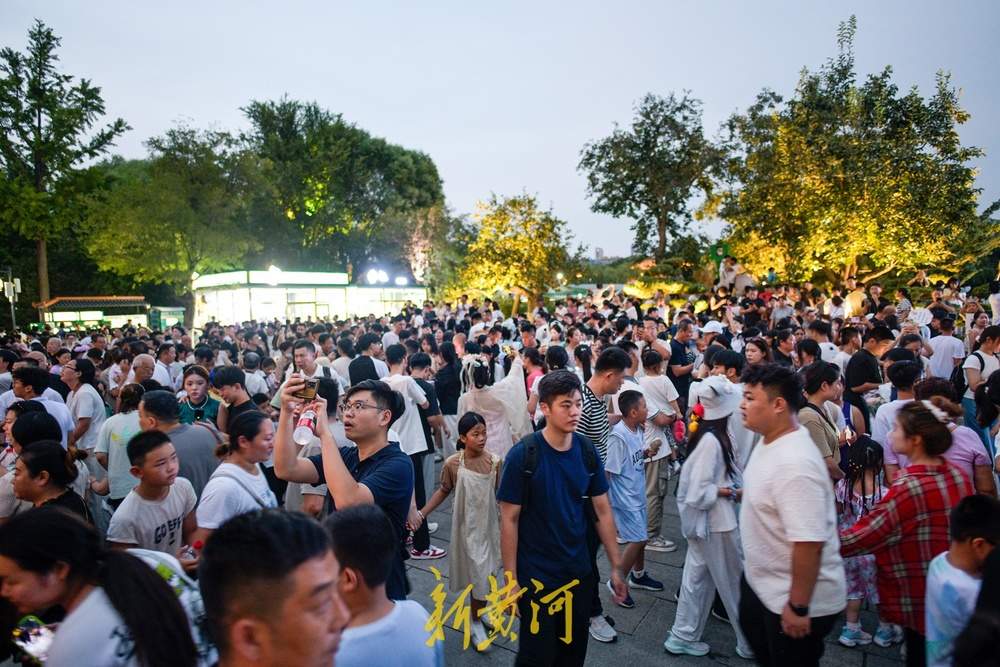 走红两年来，济南超然楼亮灯打卡持续火爆