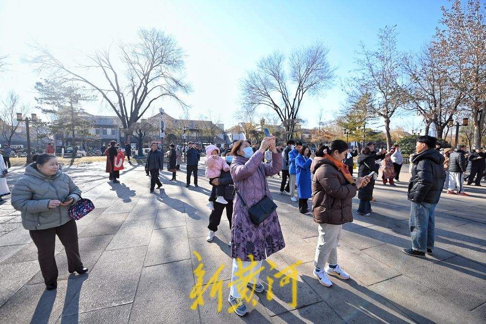 元旦虽过，游客打卡“湖畔雨荷”热情不减