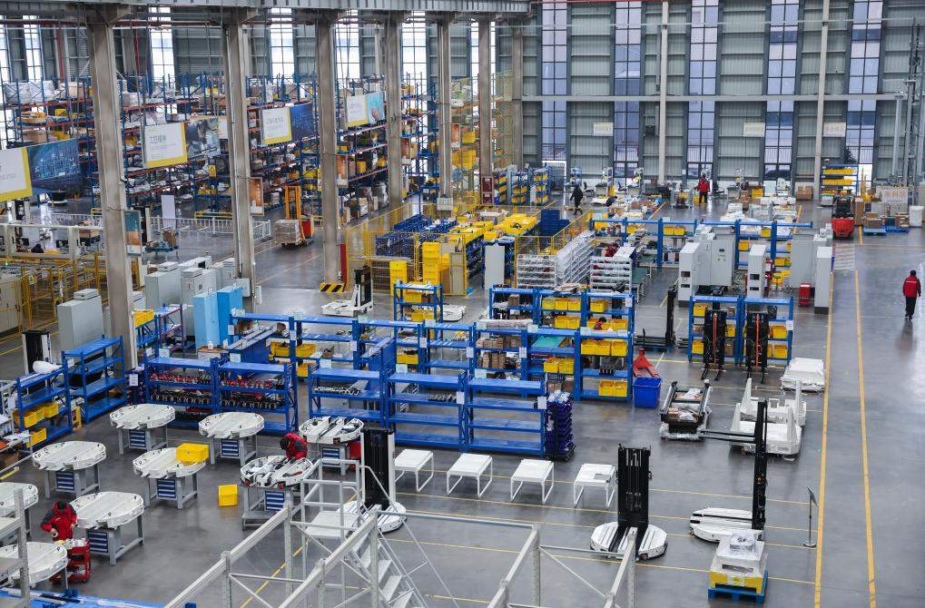 两会中国经济问答丨面对压力挑战，民营企业如何稳步前行？——两会中国经济问答之四