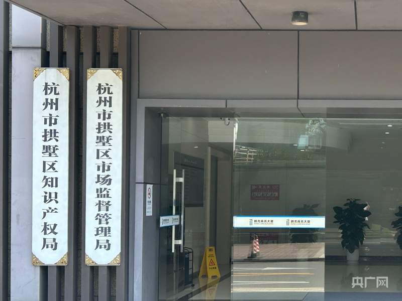 “店员向食物撒头屑”事件最新进展：涉事员工行拘7日，门店被立案调查