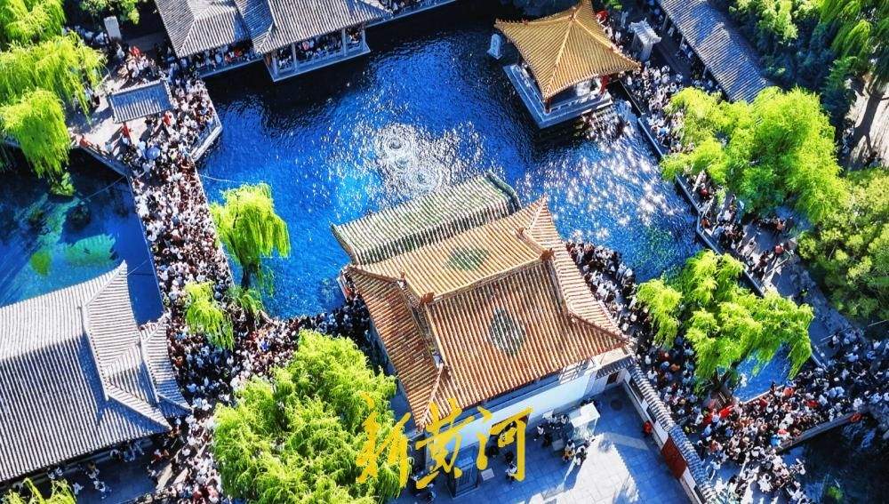 泉城晴好秋意暖，“趵突腾空”引客来
