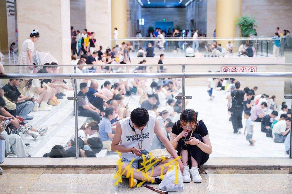 博物馆避暑火了，市民游客在台阶席地而坐纳凉