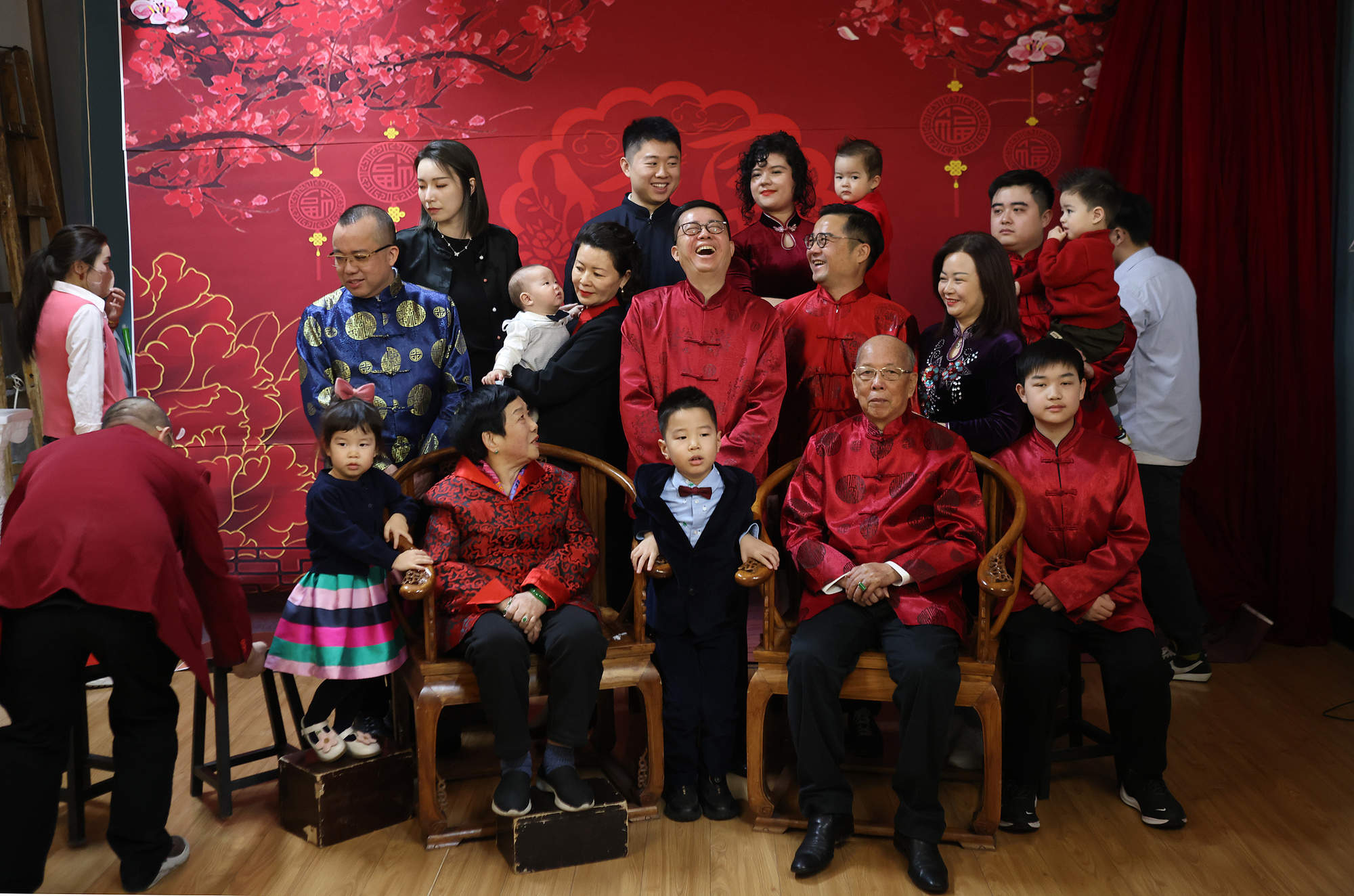 好评中国丨年味拉满！年节经济涌动消费新潮流