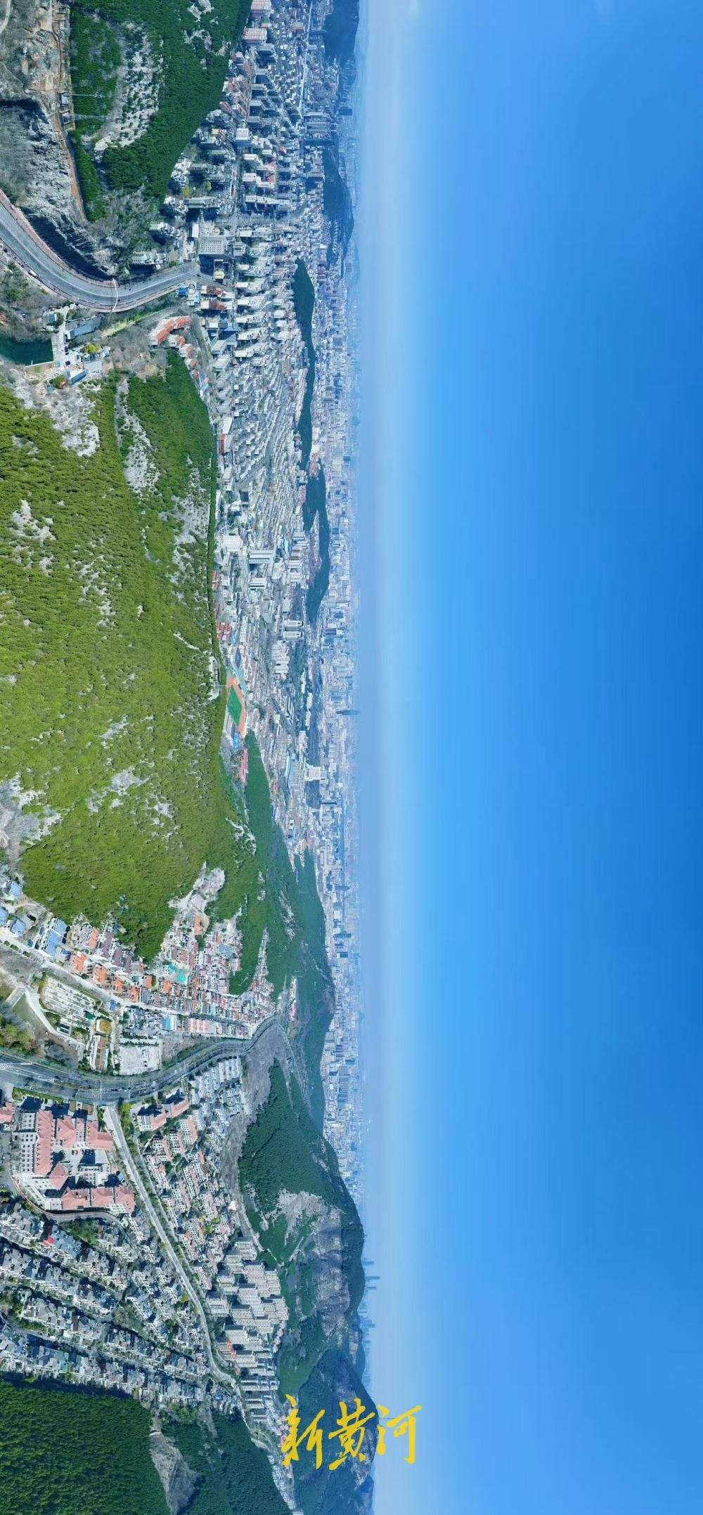 青山高楼映蓝天 “泉城蓝”下好春光