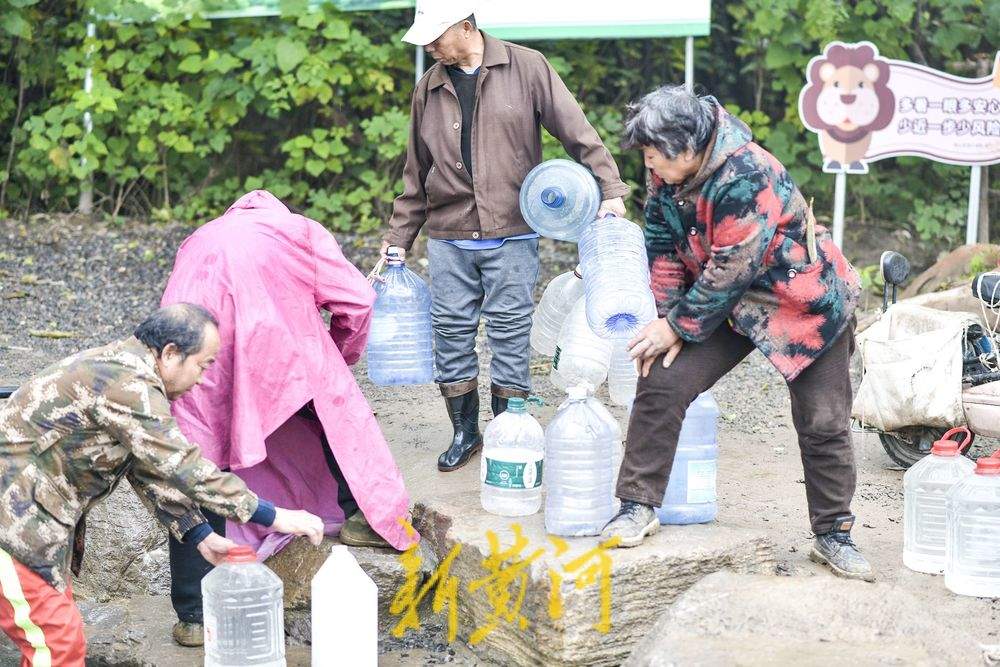 漂泉呈现“飞瀑流泉”景象，市民排队接泉水尽享甘甜