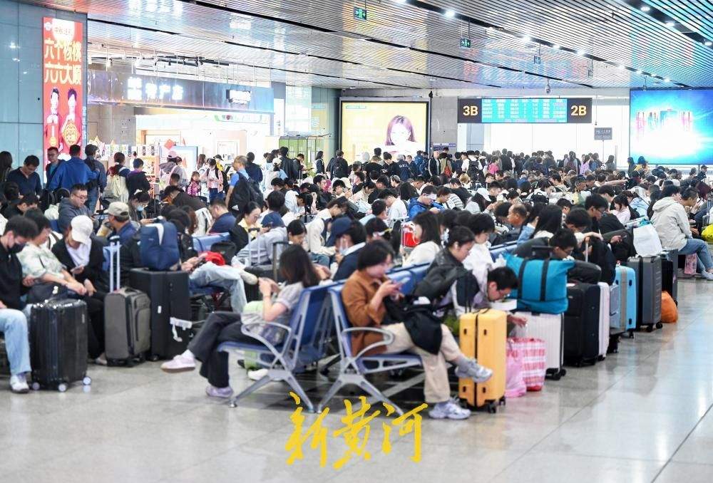 国庆假期首日，济南火车站内旅客出行有序