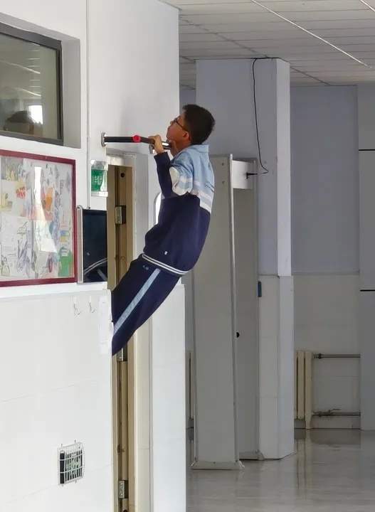 教室门口“长”满了做引体向上的男生?