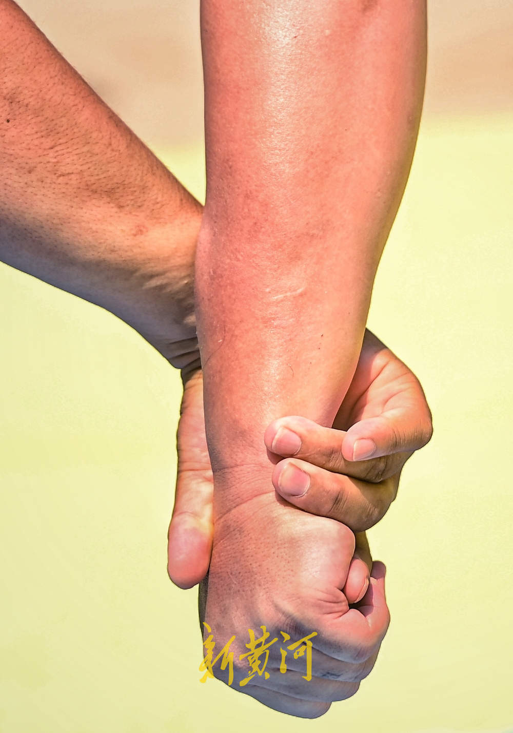 一“跤”高下，济南英雄山下再现摔跤名场面