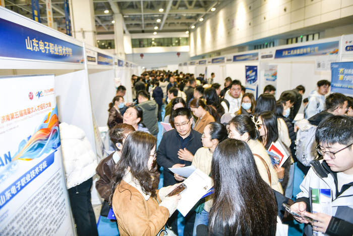 “天下泉城聚天下英才”，济南公交志愿者用暖心服务“保驾护航”人才招引大会