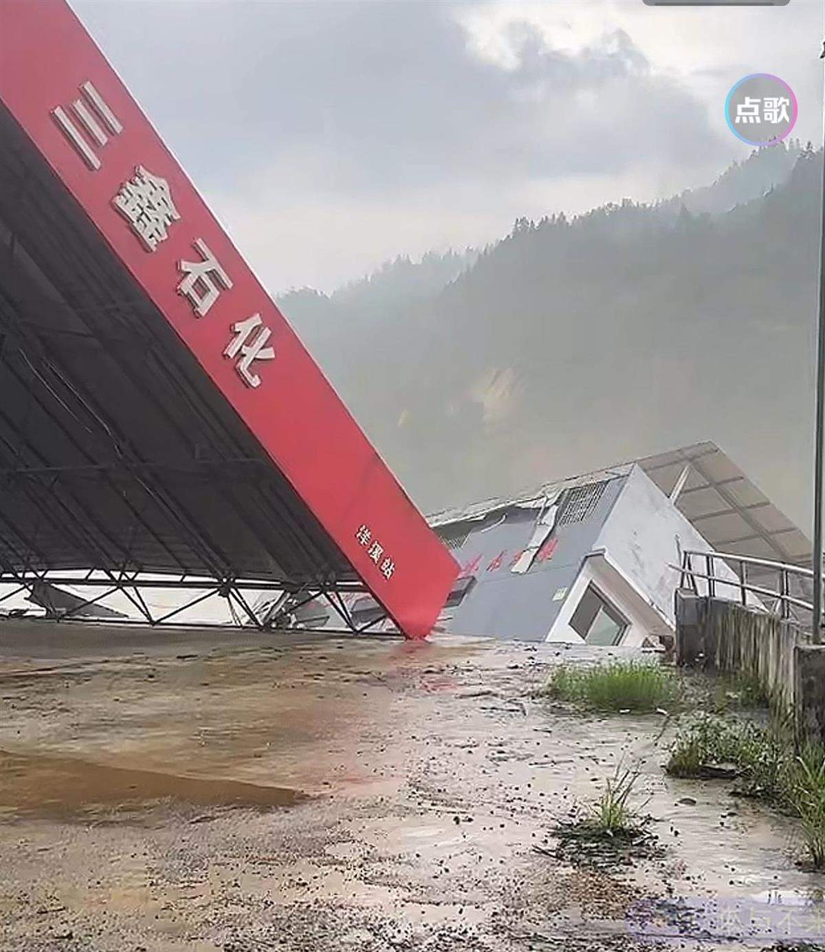 柳州都柳江边一家未投入使用的加油站歪倒，官方：无人员伤亡