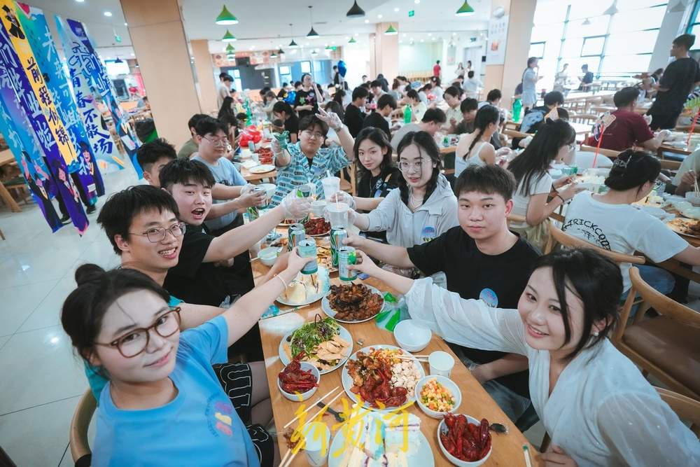 500斤小龙虾亮相毕业宴！齐鲁工大祝学子们：人生一路“红火”出圈