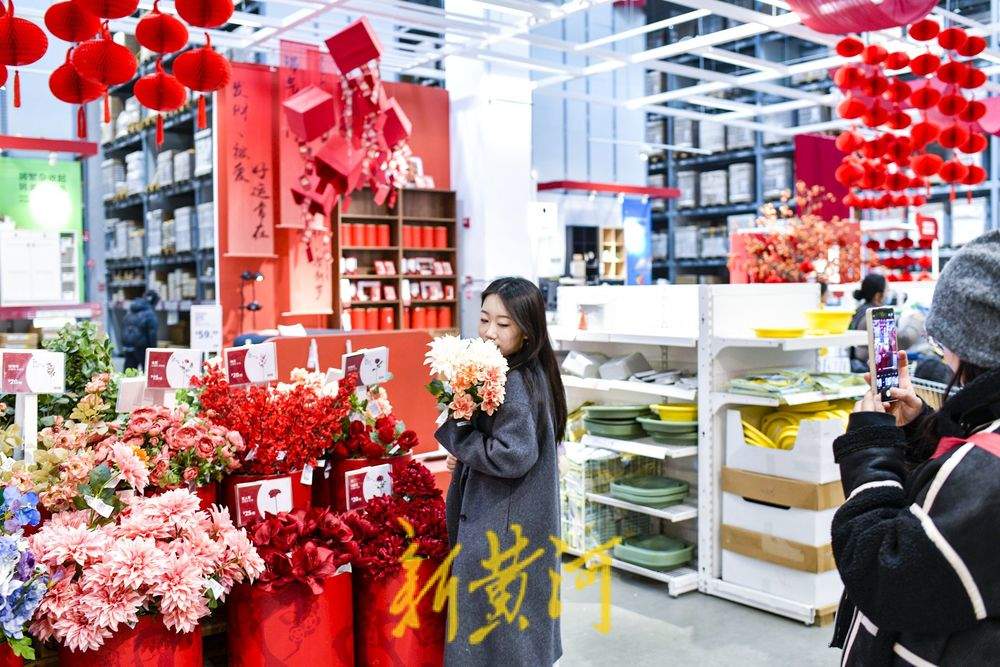 商家打造“新年红”主题场景，传统年货变身网红打卡装置