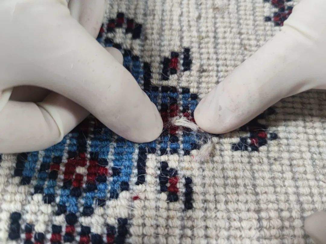 毛重4357.8克！深圳邮局海关查获藏在地毯里的冰毒